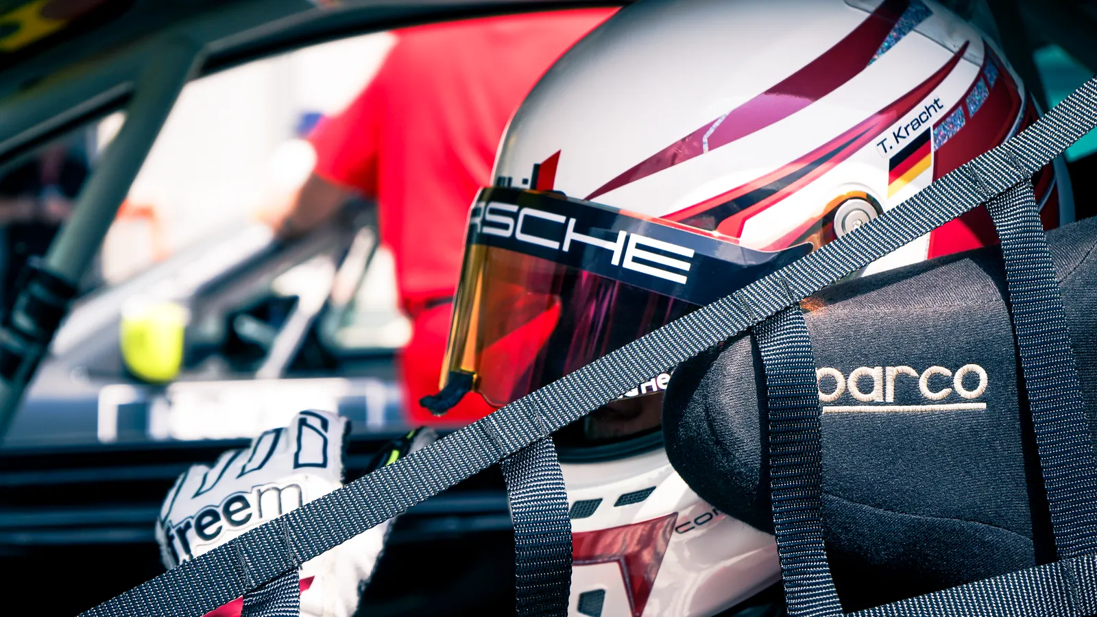 Tobias Kracht im Cockpit, angeschnallt mit Helm