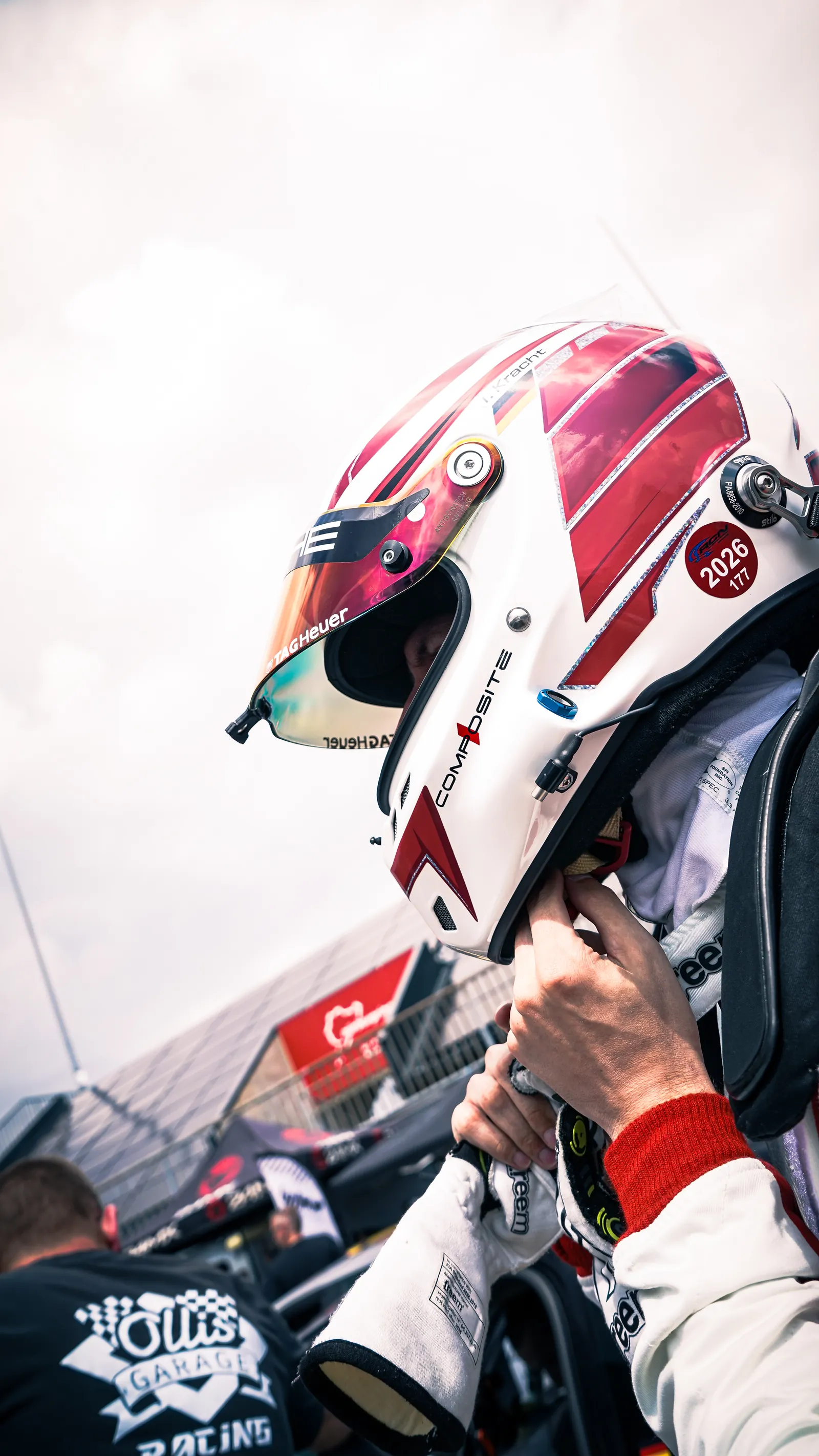 Tobias Kracht setzt den Helm auf